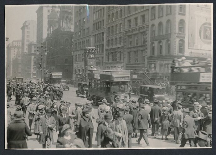 1920s-BUSTLING-NEW-YORK-CITY-STREET-SCENE-.jpg
