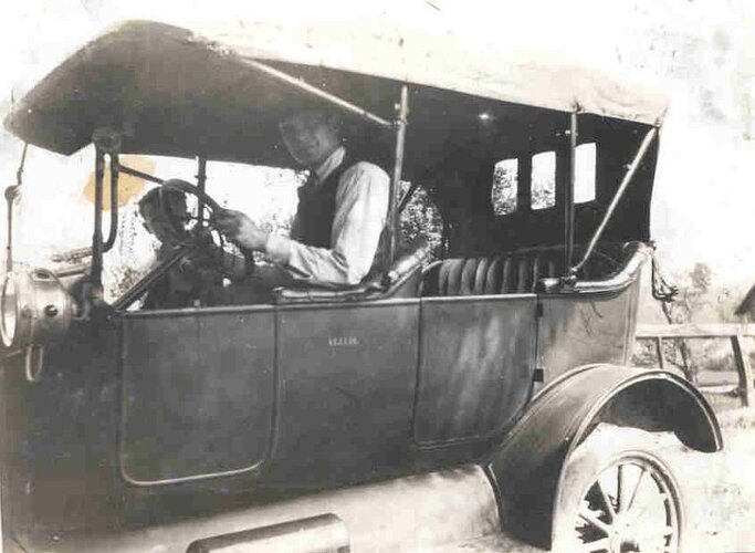 1914_Ford_Touring_Car_8.jpg