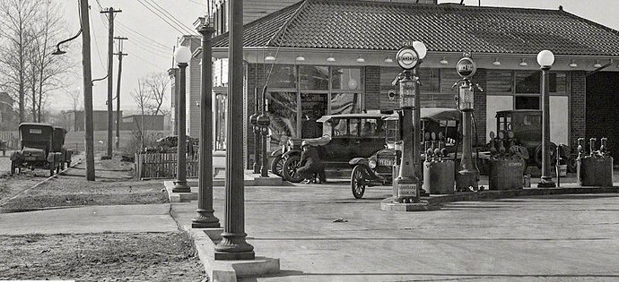 NICE GROUP OF MODELT'S AT A GAS STATION - DC 1925.JPG