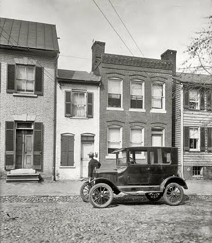 1924. Ford Coupe at little house in Alexandria, Virginia.JPG