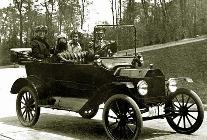 1915_Ford_Model_T_Tourer.jpg