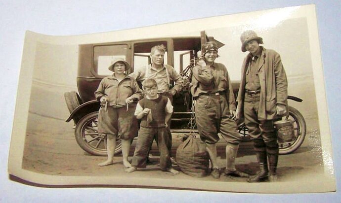 1920 CLAM DIGGING CAR WASHINGTON COAST.jpg