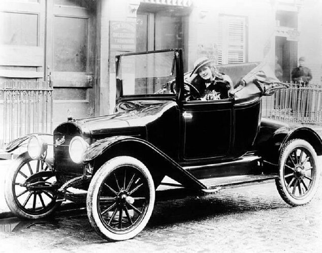 1915 maxwell cabriolet mary pickford.jpg