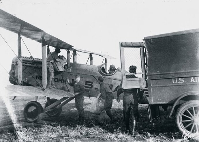 1925loadingmail.jpg