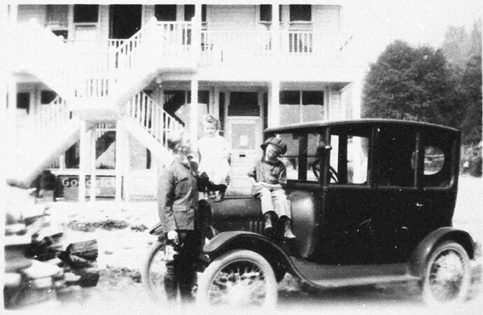 1920-Ford-centerdoor-sedan-Glendale.jpg