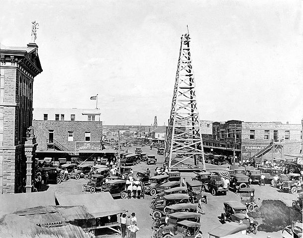 609px-Oil_Rig,_Main_Street,_Breckinridge,_Texas,_1920.JPG