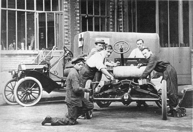 1914 bare chassis red cross.jpg