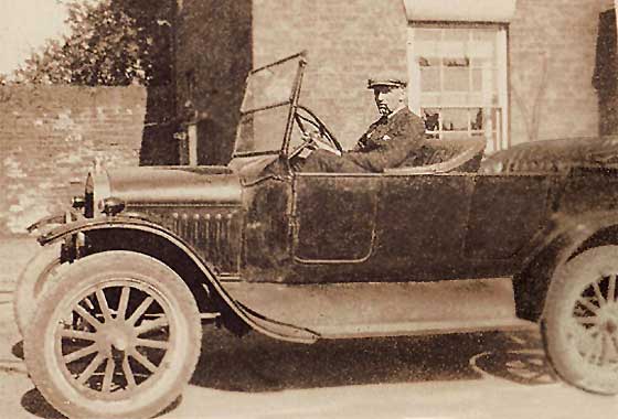 1923_Ford_Model_T_Tourer.jpg